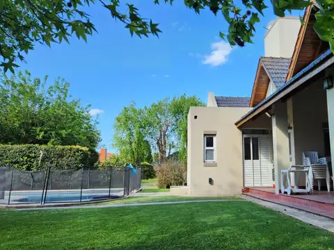 Casa 4 ambientes con 4 baños