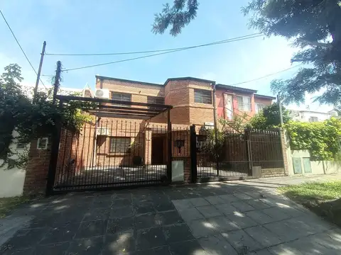 Muy buen chalet de 3 ambientes, con pileta y quincho. Limite con Villa Adelina