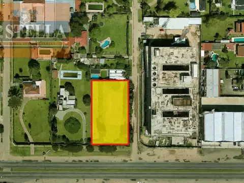 Fraccion Comercial en esquina 2610 m²  37 m s/Avenida - Villa Luzuriaga