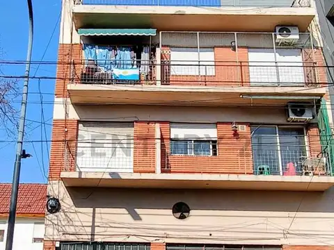 Venta de departamento 3 ambientes en Monte Castro