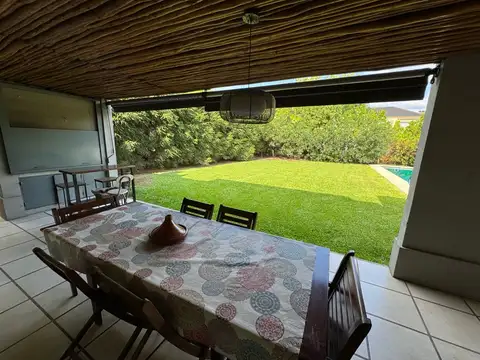 Casa 6 ambientes con 2 baños