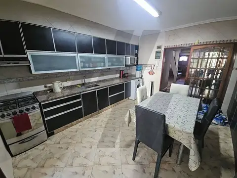 Casa 5 ambientes con 4 baños
