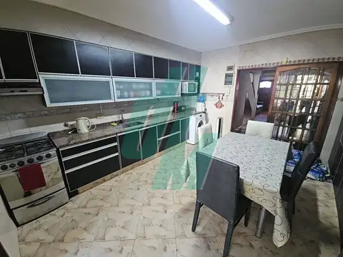 Casa 5 ambientes con 4 baños
