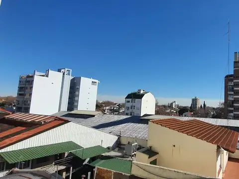 HERMOSO MONOAMBIENTE MUY LUMINOSO A PASOS DE MAIPU