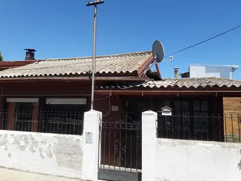 Casa reciclada íntegramente en radio urbano; 2 dormitorios, patio y entrada de coches. Sin Expensas