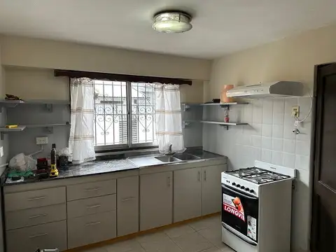 Casa reciclada íntegramente en radio urbano; 2 dormitorios, patio y entrada de coches. Sin Expensas