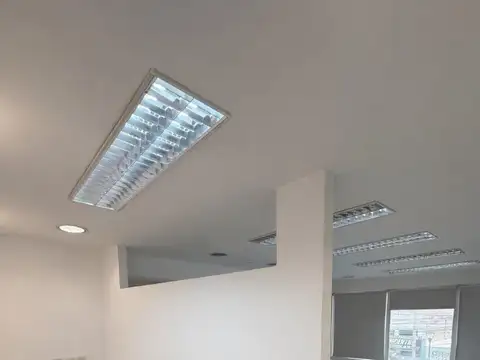 Oficina 5 ambientes con 2 baños