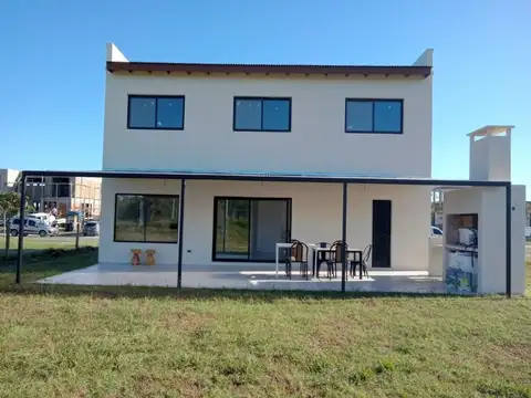 Casa 4 ambientes con 3 baños
