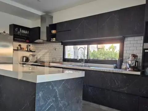Casa 6 ambientes con 3 baños