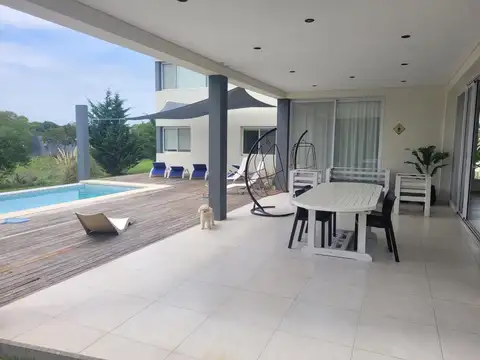Casa 6 ambientes con 4 baños