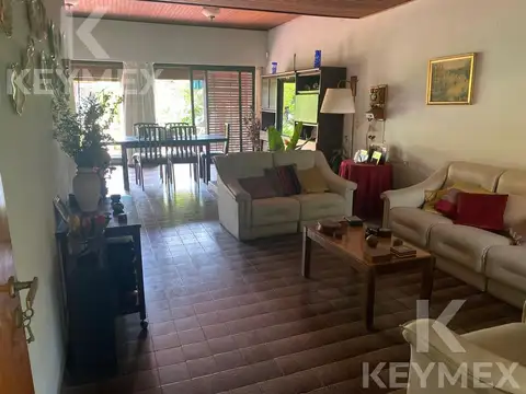 Casa 7 ambientes con 2 baños