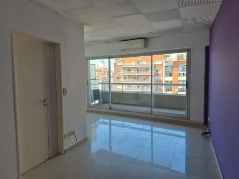 Monoambiente luminoso en piso alto