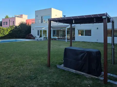 Casa en Venta con 4 cocheras