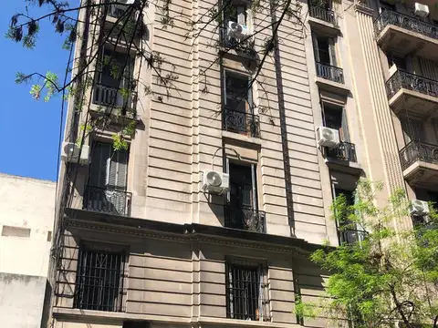 Piso cuatro ambientes con dependencia en Almagro, muy luminoso