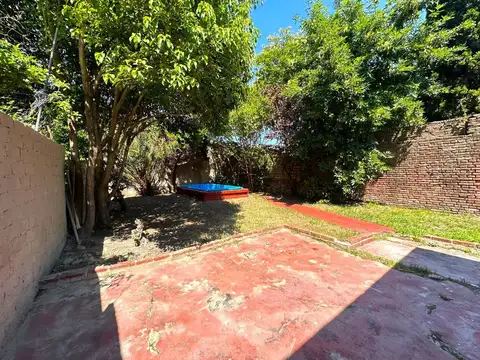 Casa con local cochera y parque con pileta