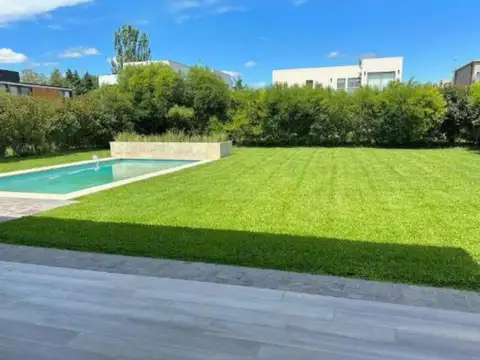 VENTA DE CASA CON 5 AMBIENTES, BARRIO LOS NARANJOS, CANNING