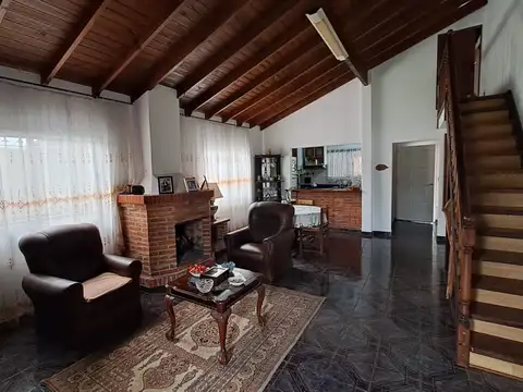 VENTA OPORTUNIDAD. Casa a la venta con dos departamentos.