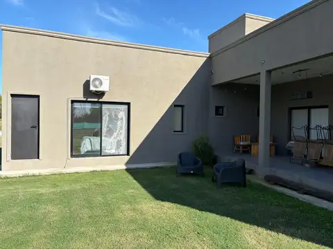 Casa 6 ambientes con 2 baños