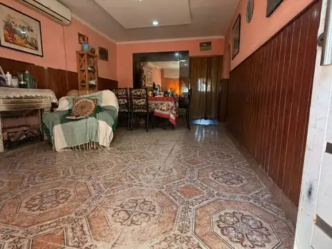 Casa 6 ambientes con 2 baños