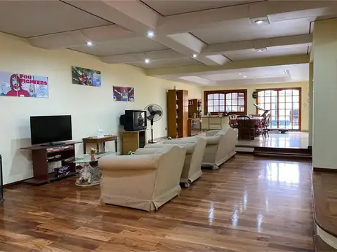 Casa 6 ambientes con 4 baños