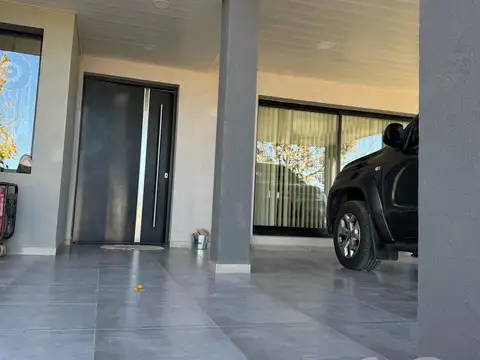 Casa en Venta con 3 cocheras