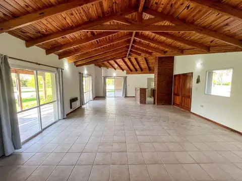 Casa 4 ambientes con 2 baños
