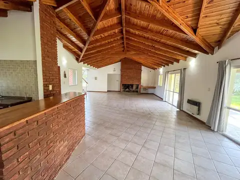 Casa en Alquiler con 2 cocheras