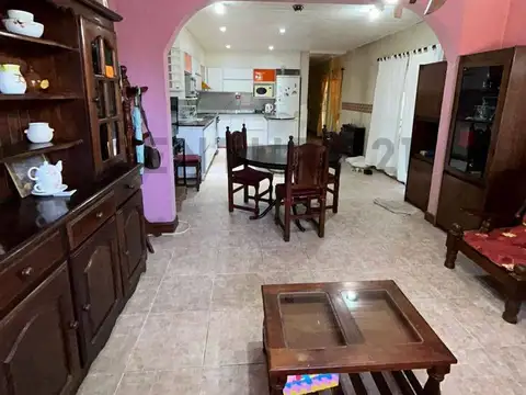 Casa 7 ambientes con 2 baños