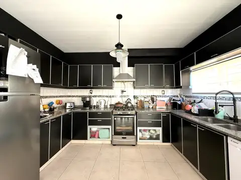 Casa 6 ambientes con 2 baños