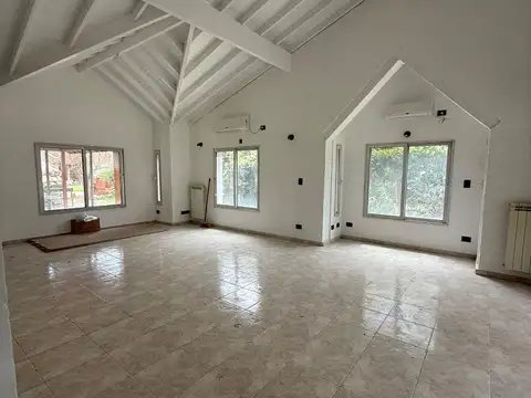 Casa 4 ambientes con 2 baños