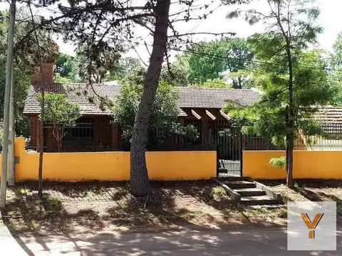 Casa en venta - 4 Dormitorios 5 Baños - Cocheras - 540Mts2 - Monte Hermoso