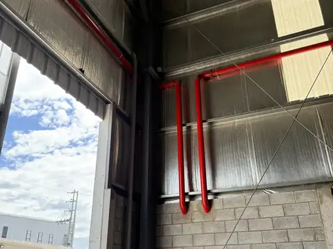 Nave Industrial de 3970 m2 en Alquiler, c/ Playa de Estacionamiento de 5500 m2 en Carlos Spegazzini, a mts de la Au. Ezeiza Cañuelas.