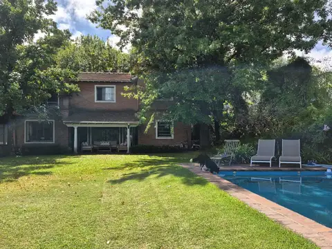 BUENA CASA, EN MUY BUEN LOTE, ZONA MUY TRANQUILA Y CERCA DE TODO