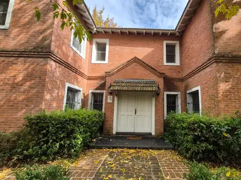 BUENA CASA, EN MUY BUEN LOTE, ZONA MUY TRANQUILA Y CERCA DE TODO