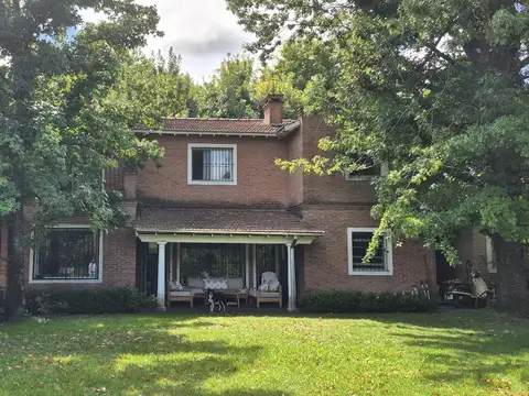 BUENA CASA, ENMUY BUEN LOTE, ZONA MUY TRANQUILA YC ERCA DE TODO