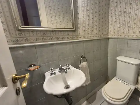 BUENA CASA, ENMUY BUEN LOTE, ZONA MUY TRANQUILA YC ERCA DE TODO