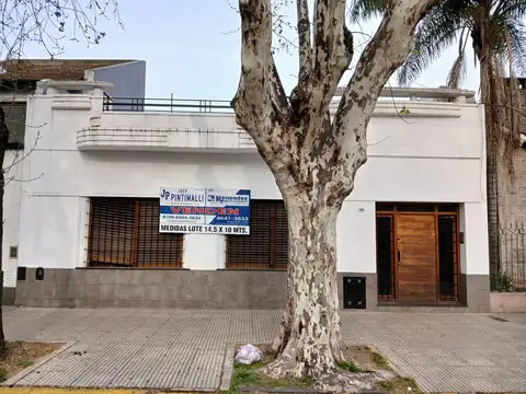 Venta de Casa 3 ambientes a refaccionar, con patio y terraza en Versalles