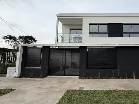 Casa minimalista  3 ambientes con parque y cochera en Ituzaingó Norte