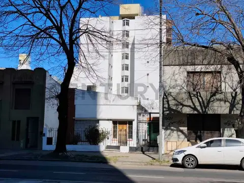 Lote en venta en La Plata para constructor sobre avenida 7