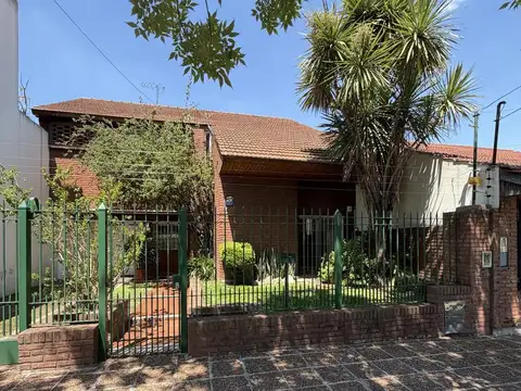 Excelente Casa 4 ambientes con jardín, 2 cocheras, terraza en hermoso Barrio Lomas