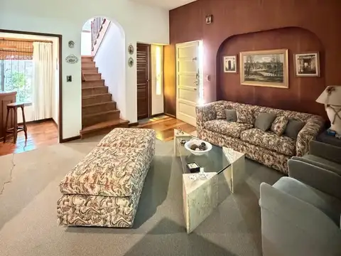 Excelente Casa 4 ambientes con jardín, 2 cocheras, terraza en hermoso Barrio Lomas