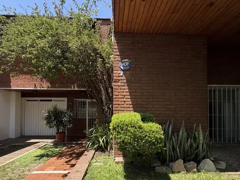 Excelente Casa 4 ambientes con jardín, 2 cocheras, terraza en hermoso Barrio Lomas