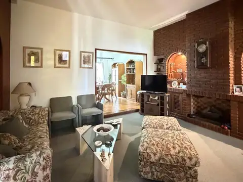 Excelente Casa 4 ambientes con jardín, 2 cocheras, terraza en hermoso Barrio Lomas