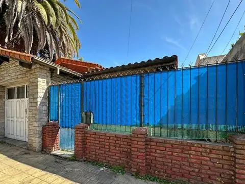 Casa en Venta de 5 Ambientes con Cochera en Bernal Este