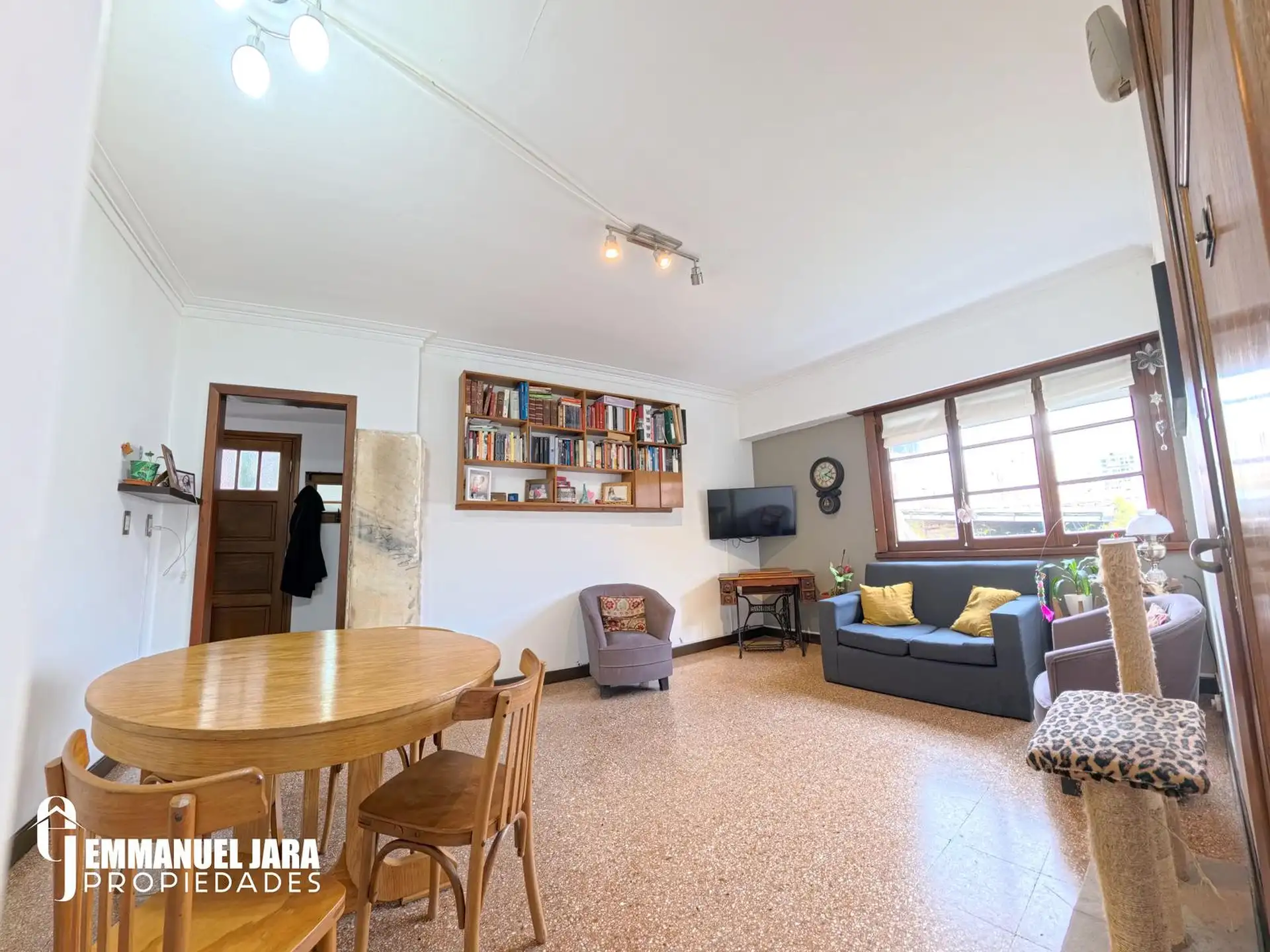 Depto 3 amb, 70m² en primer piso, Rivadavia 3800