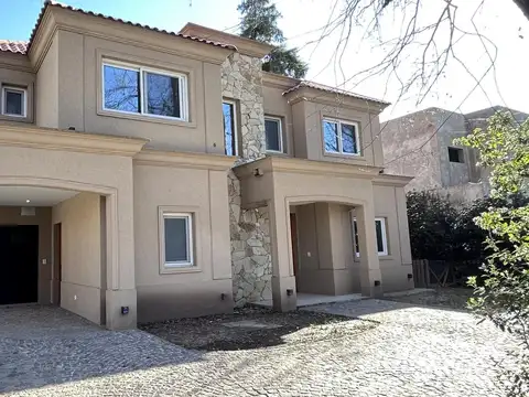 Casa en venta en CC Mapuche, sobre lote central, de excelente calidad y buen gusto.