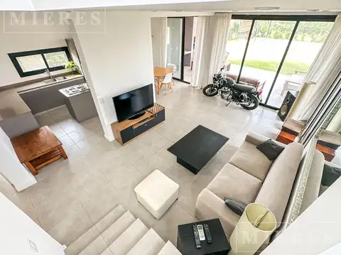 Casa 4 ambientes con 2 baños