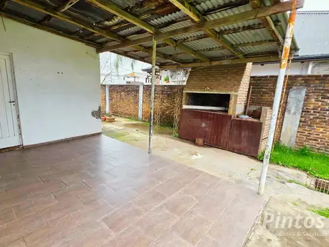 Casa con amplio lote en esquina sobre Centenario. SAN JOSE.