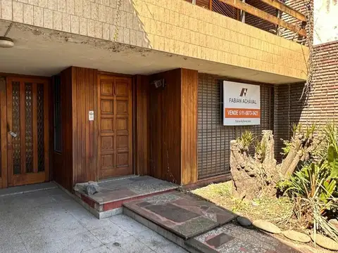 Venta casa 6 ambientes en Bernal Oeste, quincho y parrilla