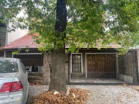 IMPORTANTE CHALET DE 5 AMBIENTES ESTILO FRANCES -